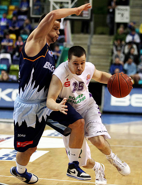 在两名后卫 在两名后卫