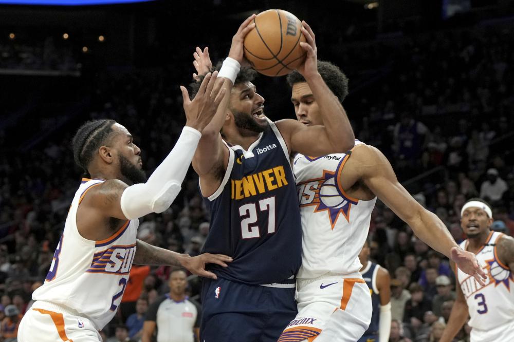 地坐在箱子 地坐在箱子